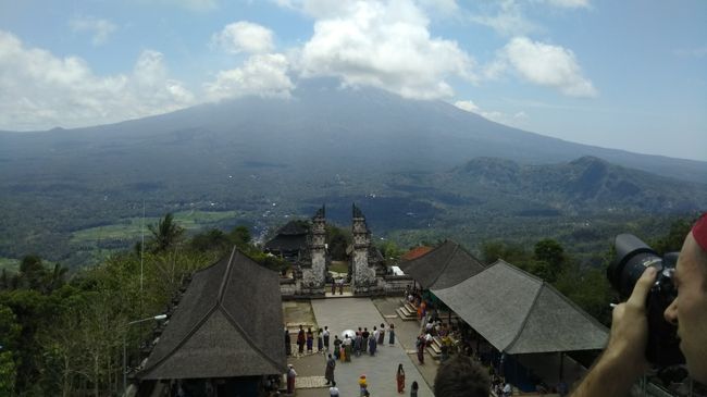 旅には、予期せぬ出来事が起こります。<br />ホテルに到着していきなり、カメラがトイレに水没しました。(泣)(夫がやらかしました)したがって今回は何故か持ってきた、超簡素な防水カメラ、スマホのみで頑張りました。<br />2度めのバリ島ですが、私の沸点が低いのか?ベタな観光地でも、感動しまくりの旅でした。\(^o^)/