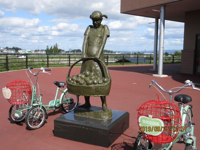 ドライブ4日目は<br />青森市から南下して黒石市、弘前市へ移動です。<br /><br />写真は「弘前りんご公園」内<br />“リンゴの家”の前にあるモニュメントと三輪自転車<br />自転車が可愛いでしょ^^