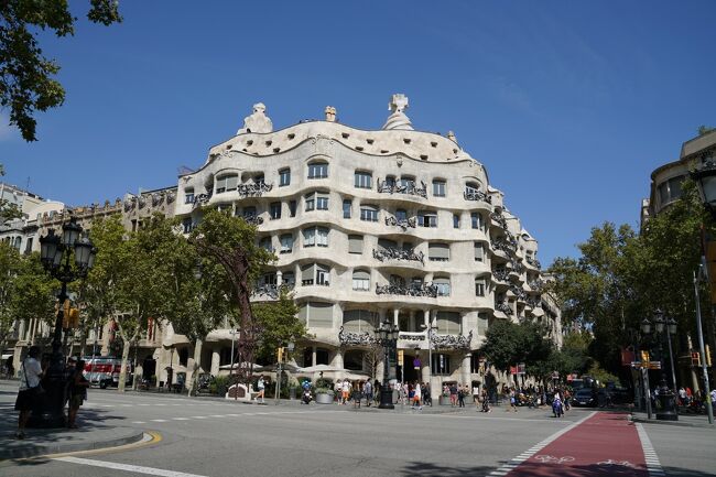 2019年9月に、フランスとスペインを訪れました。<br />訪れた都市は、パリ、モン・サン・ミッシェル、レンヌ、バルセロナです。<br />気候の良い時期で天候にも恵まれ、満足度の高い旅行になりました。<br /><br />■旅程(この旅行記は★のついた日程について)<br /> 1、2日目 東京⇒パリ(エッフェル塔)<br /> CA168 HND 19:40 ⇒ PEK 22:40<br /> CA875 PEK 2:05 ⇒ CDG 07:05<br /> 3日目 パリ(ルーブル美術館、凱旋門)<br /> 4日目 パリ(ディズニーランド・パリ)<br /> 5日目 パリ(サクレクール寺院、アンヴァリッド、オルセー美術館)<br /> 6日目 パリ(ベルサイユ宮殿)<br /> 7日目 パリ⇒モン・サン・ミッシェル<br /> 8日目 モン・サン・ミッシェル⇒レンヌ⇒バルセロナ<br /> VY1525 RNS 22:10 ⇒ BCN 23:50<br /> 9日目 バルセロナ(サグラダ・ファミリア、グエル公園)<br />★10日目 バルセロナ(カサ・バトリョ、カサ・ミラ、モンジュイック城)<br />★11、12日目 バルセロナ⇒東京<br /> CA840 BCN 11:40 ⇒ PVG 5:50(+1)<br /> CA929 PVG 10:00 ⇒ NRT13:50<br /><br />■宿泊先<br /> ・ibis Paris Avenue dItalie 13eme<br /> ・Le Relais Saint Michel<br /> ・Hotel Best Aranea