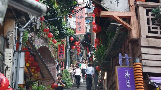 マイルで行く台湾旅。しかし、東京往復が取れなかったので、大阪経由で台湾へ。おまけで大阪観光をくっつけました。<br />台湾では、台北を中心に、高雄、九分、基隆など回りました。表紙の写真は、九分の街。<br /><br />こちらの旅行記も参照してください。<br />http://rokumaru.main.jp/asia/travelogue/12/stxtj01.html