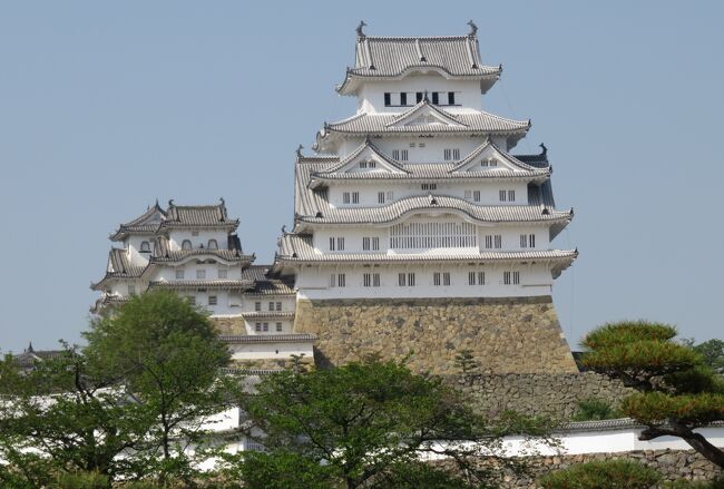 日帰りでの岡山県と兵庫県の3箇所の日本百名城巡りです。最後になる姫路城の紹介です。世界文化遺産にも登録された姫路城は、現存する日本の城郭を代表する建築物です。よく知られているように、別名は『白鷺城(はくろじょう・しらさぎじょう)』です。(ウィキペディア、日本百名城・公式ガイドブック)