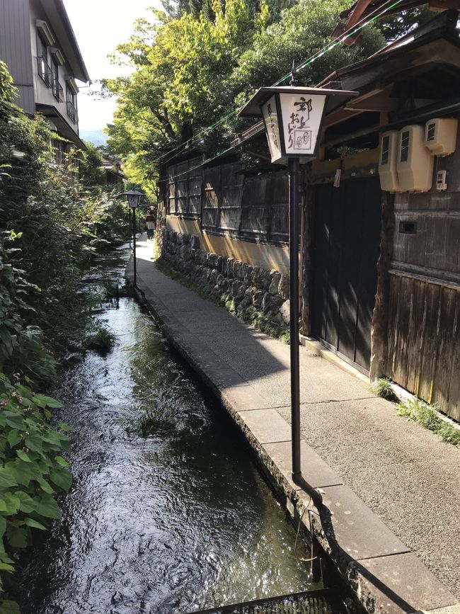 10月の第1週土曜日。<br /><br />爽やかな秋の風を感じながら、のんびり町歩きでもしたいなあと思い、町の其処此処に清流が流れる水の町・郡上八幡に行ってきました。<br /><br />しかしこの日は10月だというのにまさかの気温30℃超え(^^;)<br /><br />日差しも強く、爽やかというより汗だく散歩（最近こればっか）となってしまいましたが、やっぱり郡上八幡は歩いていて楽しかった！<br /><br />今回も、特に観光らしいことはせず、町並みを眺めながらブラブラ歩いただけでしたが、レトロ好きの私としては、時代を感じさせる建物をたくさん愛でることができ大満足。<br /><br />歴史好きの夫も、郡上八幡の歴史に触れ、何やら色々と思いをめぐらせていたようです。<br /><br /><br />郡上八幡で町歩きを楽しんだ後は、ディナーを予約していたイタリアンのある美濃加茂市に向かいました。<br /><br />途中、関市に寄り道し、念願の「モネの池」を見学。<br /><br />それでもまだ余裕があったので、時間があったら行きたいと思っていた「道の駅みのかも」にある足湯でリフレッシュ。<br /><br />さらに、これまた時間があればと思っていた梨農家さんで、美濃加茂の特産品である梨まで購入することができ、出かける前になんとなく考えていた所すべてに行くことができました。<br /><br />そして締めは美味しいイタリアン～(^^)<br /><br />欲張って色々詰め込んだので少し疲れましたが、盛りだくさんで大満足の一日となりました。