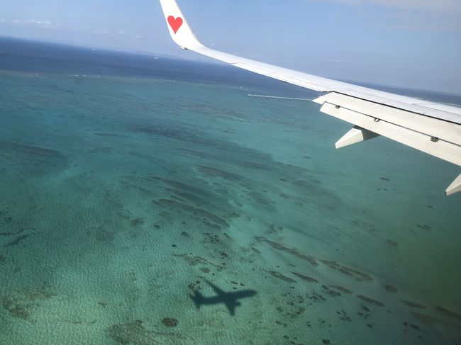 リベンジ沖縄!!<br /><br />6月に息子の体調不良で泣く泣く断念した沖縄旅行・・。<br /><br />リベンジの機会は意外と早くやってきました~。<br /><br />台風の接近の心配もなんのその10月なのに<br /><br />暑いくらいの晴天~!!<br /><br />梅雨時期に無理していかなくて正解でした~。<br /><br />今回は観光メインではなくホテル滞在と<br /><br />沖縄に住む友人家族との交流がメインです。<br /><br />