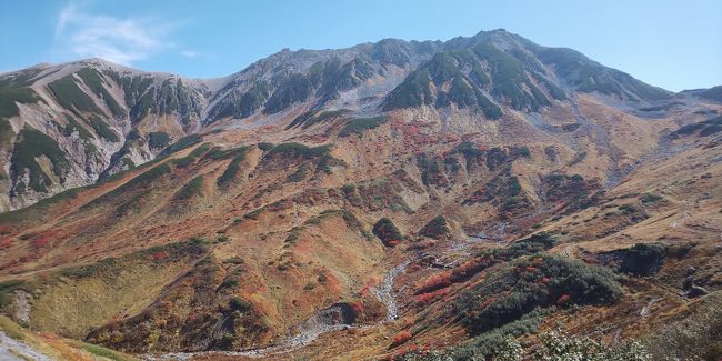 親戚と一緒に富山の立山の紅葉を見に行きました。<br />紅葉の色合いとしてはまだ早めでしたが、黄色から赤に染まる綺麗な山模様、有名なみくりが池を見て、天然温泉に入ることもできて満足しています。