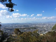 住宅地にそびえる河内の山城へ