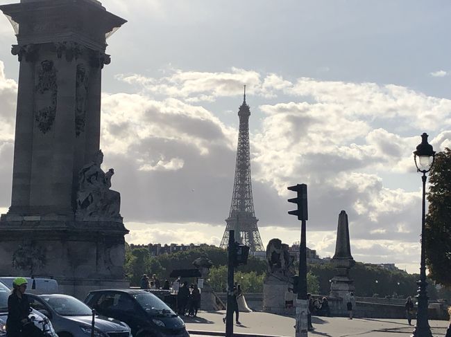 トゥールーズにあるエアバスで急遽打ち合わせをすることになり中二日の弾丸でフランスに飛びました。<br />またまた会社のジェットで社長自ら運転。社長はエアバスで別件の会議があり、私と数名の同僚は一日はエアバスでの打ち合わせ、もう一日は同僚一人とパリに飛んで他の客訪問と慌ただしい日程でした。<br />12年ぶりのフランス、ゆっくりと楽しみたかったのですが、またの機会にしましょう。それでもパリで少し散策できました。<br />9月30日 当地出発トゥールーズ(同地泊)<br />10月1日 エアバス訪問<br />10月2日 トゥールーズからパリに移動(エールフランス)(パリ泊)<br />10月3日 パリ発当地帰任<br /><br />パリの投稿はものすごく多いと思いますが、ご参考になればと思います。<br /><br />