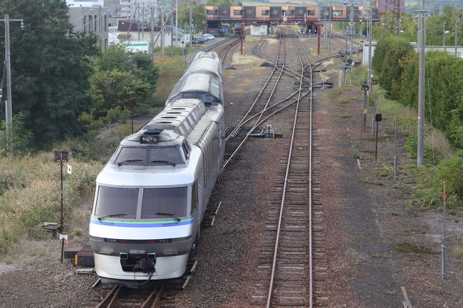 北海道の列車で引退発表されたクリスタルエクスプレス。2020年までもつかと思ったら2019/9/28~29ラストランすると発表があり、急遽フラノラベンダーエクスプレスで8/24~9/23に担当するのがわかり乗ることにした。<br /><br />9/22)<br />札幌907→(フラノラベンダーエクスプレス3号)→富良野1107~1202→(富良野美瑛ノロッコ号)→美馬牛1237⇒四季彩の丘⇒美馬牛1451→(富良野美瑛ノロッコ号)→美瑛1501~1510→(富良野美瑛ノロッコ号)→富良野1602~1651→(フラノラベンダーエクスプレス4号)→札幌1846<br /><br />9/28)<br />白石駅でクリスタルラスト撮影⇒白石→新札幌940→(S北斗8号)→森1232⇒団体列車撮影⇒森1441→(S北斗13号)→札幌1741⇒クリスタル撮影⇒撮影後終わり