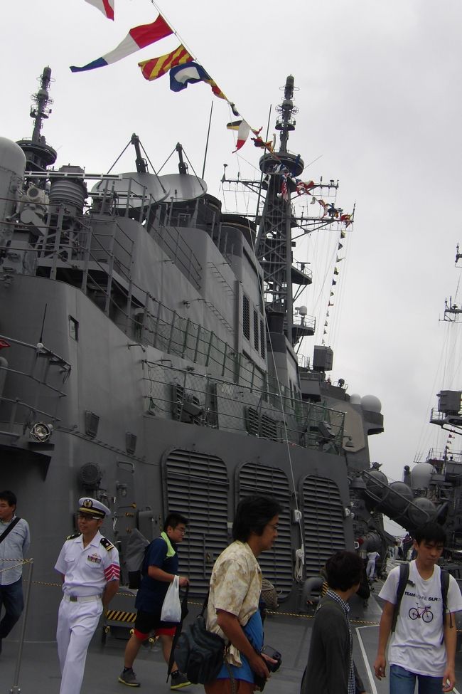 　10月5、6日には海上自衛隊横須賀基地では令和元年度 自衛隊観艦式 フリートウィーク2019横須賀「横須賀地方総監部･艦艇一般公開」が行われている。<br />　横須賀港の奥の桟橋に満艦飾の護衛艦が何隻か見える。最初は3隻かと思われたが近づくにしたがって、4隻、5隻と増え、実際には6隻である。入口の2隻とここの6隻と計8隻も一般公開しているのだ。いくら平和な国・日本、戦争をしない国・日本と言っても、近隣諸国（韓国、北朝鮮、中国、ロシア）とは関係が悪化しているか、昔から関係は良くない国々だ。それ以外の世界中の国々は大方は親日国だ。<br />　2隻の護衛艦に乗船して見学した後にさらに6隻とはと思ったのだが、右の2隻は護衛艦といってもミサイル護衛艦（DDG）というのが正式のようだが、所謂イージス艦である。「こんごう」「ちょうかい」の2隻ものイージス艦に乗船して見学できるとは感激だ。「こんごう」は旧海軍の巡洋戦艦「金剛」の名を艦名にし、建造費は1,223億円とある。「ちょうかい」も旧海軍の重巡洋艦「鳥海」の名を艦名にしている。後で調べるとイージス艦では「はたかぜ」も公開されていたようだ。左側の3隻のうちの1隻には「はたかぜ」もあったのだろう。<br />　それにしても、艦橋が公開されていたのだが、イージス艦の「ちょうかい」ではなく、その隣の護衛艦「さみだれ」の艦橋に上ったのは失敗だった。イージス艦の「ちょうかい」の艦橋に上っていた人たちから見下ろされ、自分もそちらの方に上りたかったのだが、横浜港大桟橋で公開中の護衛艦「いずも」にも行きたいので帰ることにした。<br />（表紙写真はイージス艦「ちょうかい」の艦上）<br />