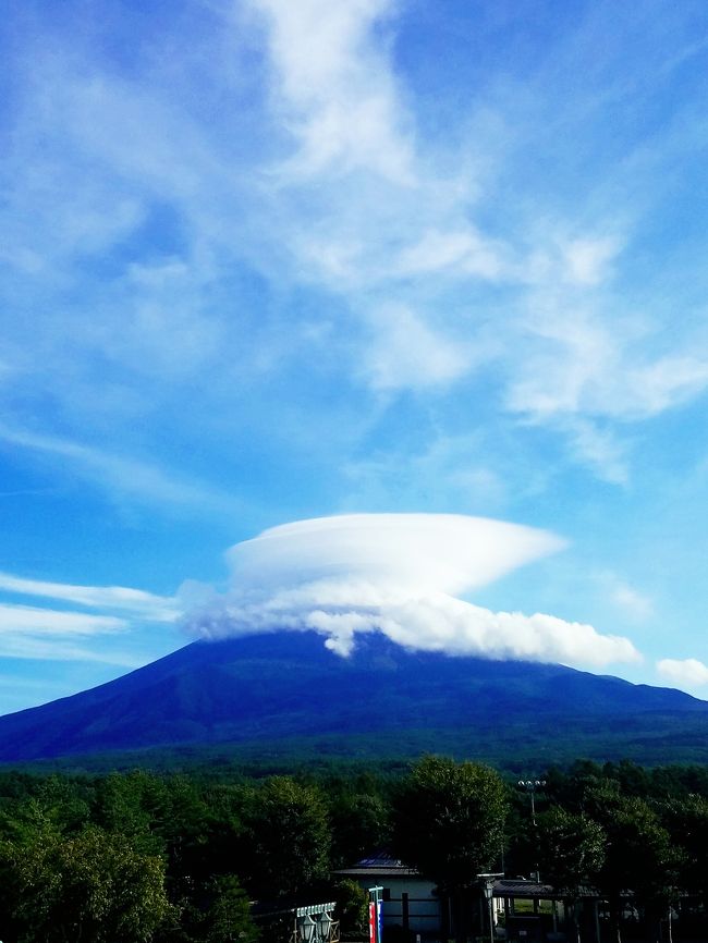 四時間ほど車を走らせ<br />富士山到着！<br /><br />１日目は雨で、オートキャンプしました。<br />霧が深くて初日は富士山見れず(笑)<br />翌日の今日は雲に邪魔されましたが見れました！<br /><br />野草も見れたし、今夜は河口湖で宿泊。<br />明日はもっとキレイに見えたらいいなぁ。