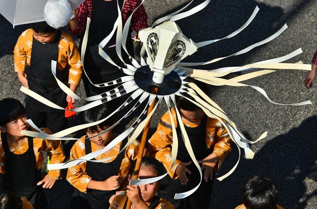 岐阜市の秋を彩る風物詩で「第63回ぎふ信長まつり」<br />　　　　　　　　　　　　　が5日、市中心部で開幕しました。<br />（6日のぎふ信長まつりの本祭は、引き続きお知らせ。）<br />市民ら約1500人が出演したパレードなどが県都の秋を盛り上げ、<br />児童・園児鼓笛隊・・多くの家族連れでにぎわった。<br /><br />《場所》岐阜中警察署前～金華橋通り<br />   　　　　　　　　　 ～岐阜市文化センター前<br />午後から金華橋通りのパレードでは、<br />12時50分～14時00分<br /><br />《内容》<br />　▽音楽隊パレード　　<br />　　　吹奏楽団、マーチングバンド、バトントワラー<br />　　　児童・園児鼓笛隊、総勢8団体・約500名によるパレード。<br />　　　岐阜県警音楽隊パレード（ぎふPoliceパレード）など。<br /><br />　　▽市民勝手カーニバル<br />　　　勝手おどりを中心にした総勢6団体・約1,000名による<br />　　　　　　　　　　　　　　　　　市民参加型パレード。<br />　<br />　岐阜中署から市文化センターまでの約800mを行進。<br />　約1000人が参加参加です・<br />　鮮やかな衣装やパフォーマンスで<br />　お祭りムードを盛り上げた。<br />　沿道を歩いて保護者らが一緒に歩き人の山<br />　歓声や保護者らが盛んにカメラのシャッターを。<br /><br />実施日　　2019年10月5日（土曜日）･6日（日曜日）<br />開催場所　岐阜市中心市街地一帯<br />　　　（若宮町・金公園・柳ケ瀬・神田町・玉宮町・信長ゆめ広場ほか）<br />関連　　URL http://www.city.gifu.lg.jp/3570.htm<br />　　　　Facebook　http://www.city.gifu.lg.jp/3571.htm<br />　　　　　　ぎふ信長まつり実行委員会