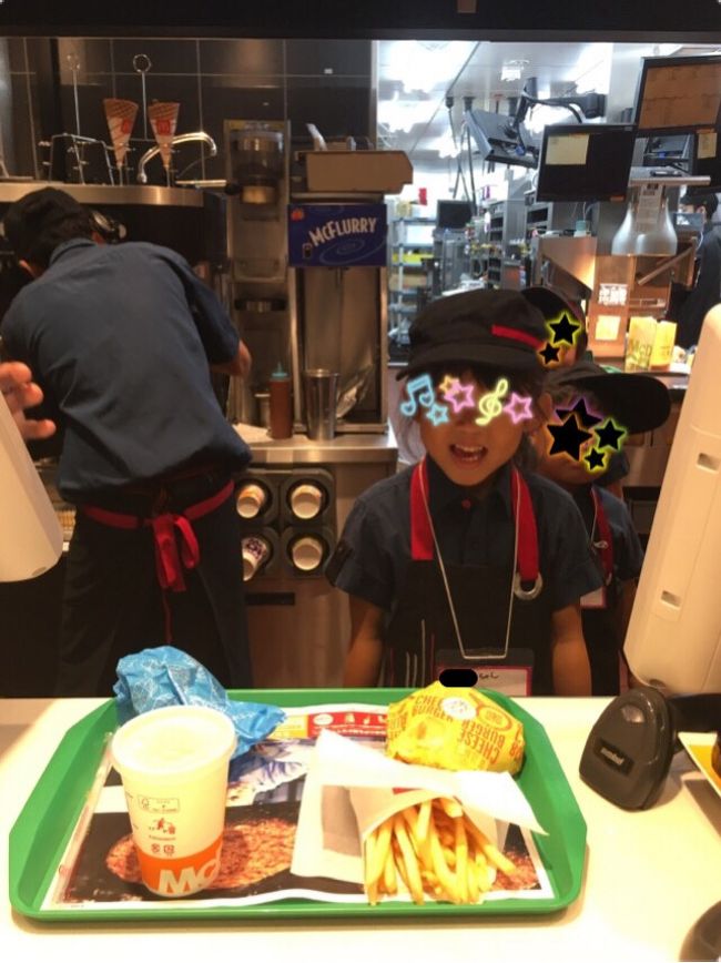 誰もが知ってるマクドナルドに、3歳から体験できる【マックアドベンチャー】というお仕事体験プログラムがあることを知り、早速申し込んでみました。<br /><br />◎マックアドベンチャーのここがすごい◎<br />・制服を着せてもらえる。かわいい。<br />・客から見えない冷凍庫など-20度の世界を見せてもらえる。<br />・しっかり手洗いを学べる。<br />・ハンバーガーを一から作れる。<br />・接客ではおもちゃでない本物のお金でやりとりを行う。<br />・作るだけでなく注文の受付からお渡しまで行う。<br />・隣のレジには本物のお客さんがいるリアル店舗。<br />・体験はMAX4人で目が行き届く。<br />・スタッフさんがみなさんお忙しい中温かい目で見守ってくれる。<br />・なんといっても費用がハッピーセットの600円のみ。体験は実質タダ。<br />(店舗により700円のプランもあり)<br /><br />いきなり素晴らしい点を箇条書きにしてしまいましたが、<br />仕事の楽しさを知るよい機会だと思ったのです。<br />遊びの楽しさとは違う種のもので、働くことによってお客さんに喜んでもらえる達成感や充実感のことです。<br /><br />働くとはなにか、お金とはなにか、世の中の仕組みのことって学校だとあまり出てこないので、自分で考えるきっかけを与えられたらいいなと思っています。<br /><br />さらに、私が子どもの頃は周りの母親みんな専業主婦だった時代で、大きくなったらどうせ主婦になるのに勉強したって仕方ないな~とぜんぜん勉強しなかったわけですが、娘にはそうでない未来をしっかりと見せていきたいと思います。<br />子育てのゴールは世界のどこでも生きていける力(考える力やスキル)を身につけさせること。話が逸れましたが、家庭教育の入門としてマックアドベンチャー張り切って行ってみました( ^ω^ )