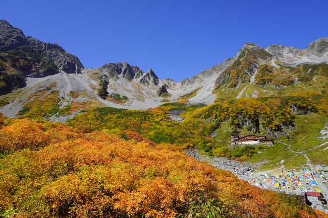 紅葉の名所 涸沢 と 奥穂高岳 へ行ってきました。<br /><br />今年は北アルプスの紅葉が少し遅れているというような情報も聞かれ、例年<br /><br />より4日ほど遅く出発しました。涸沢山荘や涸沢ロッジは当然ですが満員の<br /><br />ため新しく新調したテントそして食料を担いでの登山となります。息を切ら<br /><br />して涸沢ロッジの吹き流しが見えると一面の紅葉に思わず疲れも吹っ飛んで<br /><br />しまいます。老いも若きも海外からのトレッカーもたくさんの人が涸沢の紅<br /><br />葉を一目見るために登ってきます。こんにちは!こんにちはとすれ違うトレ<br /><br />ッカーと挨拶を交わすたびに元気をいただき山の美しさを共有している幸せ<br /><br />な気分になれるひと時でした。<br /><br />一日目 沢渡駐車場→上高地バスターミナル→明神→徳澤(奥又白ピストン)<br />二日目 徳沢→横尾→涸沢<br />三日目 涸沢→奥穂高岳→涸沢<br />四日目 涸沢→横尾→徳沢→明神→上高地バスターミナル→沢渡駐車場<br />