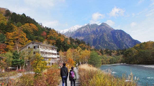 晩秋の岐阜県、長野県を旅して来ました。<br />10月26日に新神戸を出発し、新幹線 特急ワイドビューひだを乗り継いで高山へ。高山駅からレンタカーで平湯温泉へ行きました。平湯では、露天風呂を堪能。<br />10月27日は、シャトルバスで上高地へ。一日中上高地をゆっくり散策し、その日の宿泊は新穂高温泉で泊まりました。<br />10月28日は、朝から新穂高ロープウェイに乗り頂上まで行き、絶景を眺めました。その後、高山市内を観光し、電車で下呂温泉へ。<br />10月29日は、下呂温泉を観光し、帰路に着きました。