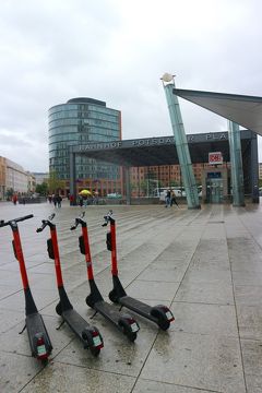 ベルリン day4-2  雨のポツダマープラッツとかつての壁