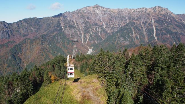 晩秋の岐阜県、長野県を旅して来ました。<br />10月26日に新神戸を出発し、新幹線 特急ワイドビューひだを乗り継いで高山へ。高山駅からレンタカーで平湯温泉へ行きました。平湯では、露天風呂を堪能。<br />10月27日は、シャトルバスで上高地へ。一日中上高地をゆっくり散策し、その日の宿泊は新穂高温泉で泊まりました。<br />10月28日は、朝から新穂高ロープウェイに乗り頂上まで行き、絶景を眺めました。その後、高山市内を観光し、電車で下呂温泉へ。<br />10月29日は、下呂温泉を観光し、帰路に着きました。