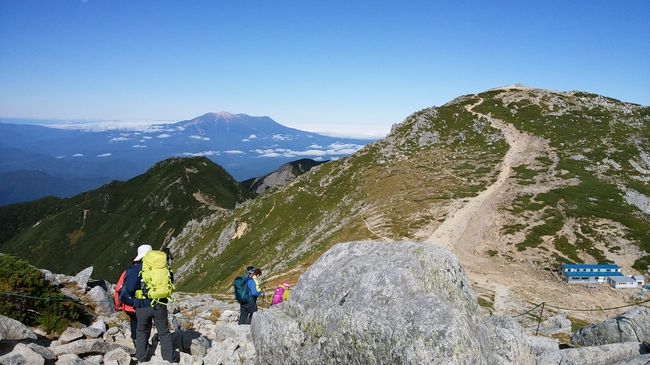 今年の夏は一座も登っていないぞと思い、夏山でもなく紅葉も微妙な時期に登りに行こうと決めたのは【木曽駒ヶ岳】<br /><br />ロープウェイで行けるから一人でも行けるだろうと言うことで計画!!また、紅葉してたらラッキーだなと思いつつFacebookで駒ヶ岳ロープウェイの投稿を確認する日々。<br />去年は9月半ばあたりから紅葉していたようですが、今年の紅葉は遅かったようです。<br />天気もよく登山日和でした♪