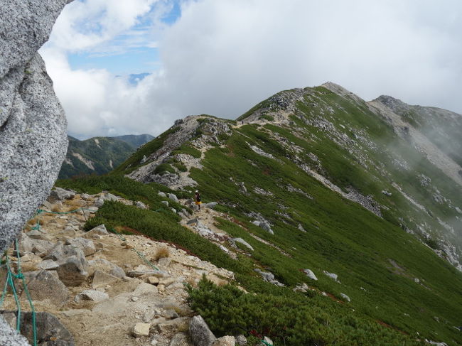 木曽駒ケ岳からの帰り、伊那前岳山頂（２,８８３ｍ）で山岳パトロールの方と出会い、いろいろと貴重なお話を教えてもらった。大正時代、子供たちが修学旅行で遭難し、大勢亡くなったとのこと。そのことにもかかわらず、この付近の学校では木曽駒ケ岳に登る登山遠足をやっているとのだそうだ。木曽駒ケ岳山頂から馬の背登山道をしばらく行ったところに碑があるとの話。山では、遭難の碑には時々出会うが、今回、この方に直に聞くことで、実感迫るものがあった。新田次郎氏の著書「聖職の碑」でこの実話が取り上げられているんですよと伺った。<br />家に戻ってから直ぐにこの本を読み始め、昨日読み終えたので、この旅行記作成に取りかかった。<br />今から１０６年前の大正２年、総勢１１名の方が修学旅行登山中に遭難し亡くなられた顛末が書かれている。中学２年生という１０代半ばの子供たちが標高差１０００ｍ以上もの山登り、３０００ｍ級の山に登る体力をどうつけるかなども小説の中に記載があり納得した。こんな遭難事故があったにも関わらず、未だにこの付近の学校では登山が盛んな理由も分かった。<br />この小説を読んだことにより、一段と親近感の沸いた木曽駒ケ岳である。