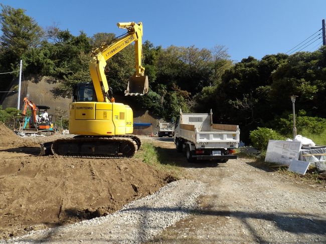 北鎌倉保育園予定地(https://4travel.jp/travelogue/11549728)で建設が始まっている。隣のだんご屋のご主人にまたお話しを伺ってみた。「これまでは鉄筋コンクリートの建物が建っていたので、今回は木造の2階建てなので、発掘調査はしなくても良いそうなんです。」「あの後、地権者とは話会って、土曜日には工事をしないことになりました。」<br /> 先日、古我邸と鎌倉歴史文化交流館との間で、建て替えのために更地になっている場所があり、そこの地主に色々お伺いをしたところ、建築申請をし、許可が下りてから工事を始め、埋蔵物が出ると、発掘調査に入るのだとお聞きした。木造2階建てなら基礎工事では地面を60cm程度しか掘らないので鎌倉時代の地層まで到達することはなく、発掘調査にはならないだろうとのことだった。ここ北鎌倉保育園建設現場でも2階建てなので、基礎工事では地面を60cm程度しか掘らなということだ。ここも鎌倉時代の地層まで到達することはなく、発掘調査にはならないだろう。<br />(表紙写真は北鎌倉保育園の建設現場)