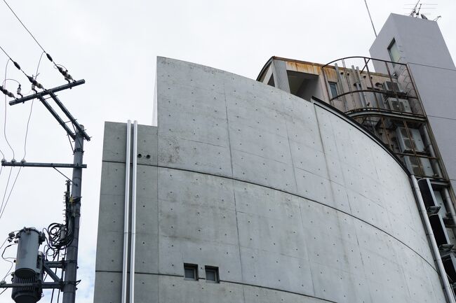 大阪市北区豊崎にある安藤忠雄建築研究所は、自らが設計して1973年に竣工した旧冨島邸を買い取り、1981年に「大淀のアトリエⅠ」として事務所業務をスタートさせて以降、事務所の規模の変遷に合わせるように、以後3期にわたって増改築を繰り返して拡張してきました。<br /><br />現在の事務所は、「大淀のアトリエⅠ」を取り壊した跡地に1991年に建て替えられた地下2階・地上5階建ての「大淀のアトリエⅡ」と、道路を隔てた東側に1995年に竣工した地下1階・地上3階建ての「大淀のアトリエ・アネックス」の二棟で構成されていて、ここが世界で活躍する安藤忠雄さんの本拠地となっています。