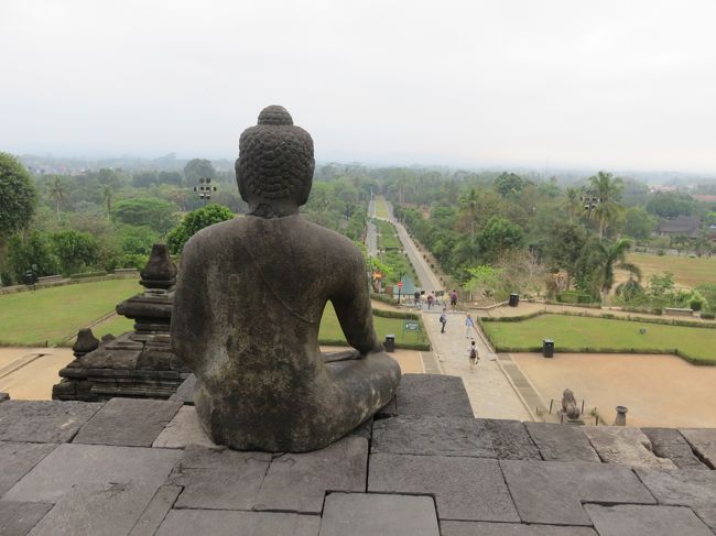 毎年恒例の旅仲間と協議した結果、三大仏教遺跡を征服する為にボロブドゥール遺跡に決まった。<br />しかしながら、ジョグジャカルタ行きのフライトが少なく高い為、比較的便数の多いデンパサールに行き、LCCで向かうと安価な事が解り、シンガポール航空を予約した。<br />　福岡-デンパサール・ジョグジャカルタ-福岡　92150円<br />　デンパサール-ジョグジャカルタ　6643円<br /><br />9月20日　夜明け前から、会社でメール確認と仕事を片付けて慌てて空港に向かった。<br />　　　　 10：00発のシンガポール航空で出発し、チャンギ空港に45分速く到着しゆっくりと乗り継いだ。（定刻では、乗継時間50分）<br />　　　　 18：45にデンパサール空港に到着した。（定刻より20分早い）<br />　　　　 20：00にハードロックホテルにチェックインした。<br />　　　　 21：00からハードロックカフェでステーキ他を食べビールを飲んでライブを鑑賞した。<br />　　　　 （ライブ開始時間は、22時から）<br />　　　　 但し、ホテルロビー横にもレストランがあり、ここでも生演奏があるので態々隣に行かなくても良いと感じた。<br />　　　　 （こちらのバンドの方が、有名な曲をノリノリで演奏していた。）<br />9月21日　5：30から近くの市場を散策した。<br />　　　　 7：30から「ひまわりバリツアー」のカーチャーター（1日-7000円）でブサキ寺院とキンタマーニ高原を見学した。<br />　　　　 その後、バリコーヒーと油絵と銀細工の工房でお土産を買った。<br />　　　　 18：00からワルワツ寺院で夕陽とケチャックダンスを見学した。<br />　　　　 20：00からジンバランでシーフードＢＱを食べた。（前回、家族で来た）<br />9月22日　9：00からラビィで2時間のマッサージをした。<br />　　　　 その後、ディスカバリー ショッピング モールでハンバーガーを食べ、お土産を買った。<br />　　　　 14：35発のエアアジアで出発した。<br />　　　　 15：15にジョグジャカルタ空港に到着した。（定刻通り）<br />　　　　 16：00にザ・フェニックスホテル・ジョグジャカルタにチェックインし、プールで泳いで涼んだ。<br />　　　　 19：00から道路向えのインドネシアレストランで食事をし、マリオボロ通りまで徒歩（15分）で行きブラブラした。<br />9月23日　3：30から「エンジェウィサタツアーズ」のカーチャーター（17H-19000円）でボロブドゥール遺跡のサンライズに行くが撃沈した。（朝食時には、綺麗な太陽が・・・・・）<br />　　　　 その後、王宮でガムランの生演奏を堪能し、地元のラーメン（絶品）を食べプランバナン遺跡を見学した。<br />　　　　 夕食は、地元のジャワカレーを食べ、マリオボロ通りで買い物をした。<br />9月24日　8：00にチェックアウトしタクシーで空港に行った。<br />　　　　 10：15発のシルク航空で出発した。<br />　　　　 13：20にチャンギ空港に到着（20分早い）しかしながら、入国審査がいつもの通り厳しいので遅かった。<br />　　　　 その後、地下鉄でアラブストリートに行きザムザムでムスタバ他を食べた。<br />　　　　 地下鉄でマリーナベイサンズを経由してガーデンバイザベイの吊橋に登った。<br />　　　　 19：00から45分待ってジャンボシ－フードでチリクラブを食べた。<br />　　　　 21：00からレーザーショーを鑑賞し、マーライオン公園を見学した。<br />9月25日　1:20発のシンガポール航空で出発した。<br />　　　　 7：50に福岡空港に到着（40分早く）したが、駐機場が空いていなくて定刻時間となった。<br />　　　　 混んでいて遅れる事ばかりなので、早く2滑走路にななないかといつも感じている。<br />　　　　 9：00に出社し、元気に勤務した。　<br /><br />