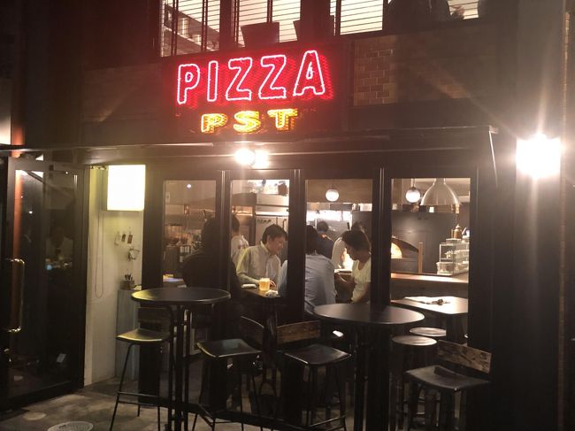 今では東京の至所で食べられるようになったナポリピザですが、どのお店で食べても一定レベルの安定感は望めるため、特徴がないと目新しさがある食べ物ではなくなったように思います。たくさんのピザ店が溢れる東京で、独自の道を歩んでいると感じるのは、ミシュランガイド東京でビブグルマンに選出されている「ピッツァ スタジオ タマキ（PST）」です。<br /><br />「PST」のピザのベースはナポリピザですが、オーナーの玉城氏は、本国で修業経験がないからか、ピザの生地は薄く、所謂ナポリピザの型にこだわっていないように感じられます。新鮮な野菜やチーズを具材にしたピザは、瞬時に窯で焼き上げられますが、他店のナポリピザとは違う独自の味に仕上げています。普通のナポリピザとは少し違ったものを食べたいと考えている人にはぜひお勧めしたいお店です。