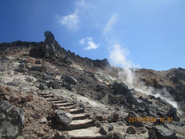 北海道ドライブ旅・Ｐart ７は、「釧路」から・ナイトラン・で「渡島半島（おしまはんとう）の活火山「恵山」にやって来ました。「恵山」は低山で標高が６１８mです。北海道は低山でも活火山が多いですよ。最近で噴火したのは「昭和新山」。おとなしくて低山で登山出来るのは「樽前山・駒ケ岳」などで、百名山となると「旭岳・斜里岳・雄阿寒岳」などがあります（全部１回以上登りました）。「釧路・帯広・十勝・苫小牧・洞爺湖・長万部・鹿部・恵山・・・・・」良く走りました。<br />「恵山」に登ろうと決めたのはとても天候が良かったから（１００％）です。前回は８０％の天候。前々回は５０％でした。前々々々回は天候が悪くて途中で断念・下山しました。１００％は今回がはじめてです。良かった・・・とても良かった。これで悔いは残りません。もう来ることはないでしょう。<br /><br />ひょしの写真は「恵山」登山口から撮影。蒸気噴火が視られます。<br />登山時間は登り９０分・下り７５分位分位です。全行程が火山礫で、特に下りは歩行注意です。
