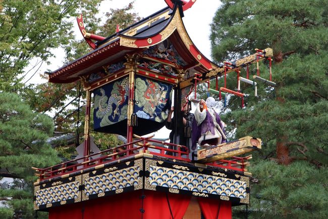 +++　秋の高山祭（八幡祭）・早朝の八幡宮参道「屋台曳き揃え」は、おすすめです　飛騨高山（2/2）2019　+++<br /><br />昨日の秋の高山祭（八幡祭）の「屋台曳き揃え」「宵祭」に興奮し、ホテルに戻り確認すれば「二万歩」を超えていました、日頃歩かない生活をしている身体は、二日目の今日、正直な反応をしめす事になりました。（笑）<br /><br />朝食を早めに済ませ、高山陣屋から古い町並（上三之町～下三之町）、そして、八幡宮の参道、櫻山八幡宮をめざし、早朝の「屋台曳き揃え」を満喫します。<br />午後は、高山祭（春＆秋）の人気のイベント「からくり奉納」、そして、忘れてはならないお土産の調達、夕方は、今回の旅の楽しみの一つ「飛騨牛のしゃぶしゃぶ」です。<br /><br />■10/10（木）<br />◎街歩き<br />◎秋の高山祭（八幡祭）：屋台曳き揃え・（からくり奉納）<br />■10/11（金）<br />高山　9：38　→　名古屋　12：04　　ひだ6号<br />名古屋　12：44　→　新横浜　14：04　　のぞみ224号<br /><br />表紙写真：秋の高山祭（八幡祭）で唯一、からくり奉納を披露する屋台「布袋台」