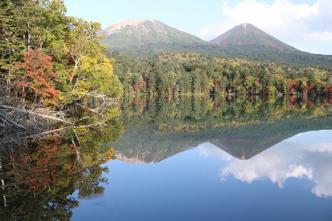 トラピックスのホームページを見ていると『北海道長期滞在の旅 自然豊かな街、釧路で過ごす10日間』というツアーを発見。<br />釧路は、残暑が残る関西にいるより過ごしやすく、ちょうど紅葉の時期にも重なるので、会社の仕事を調整して思いきって出かけることにしました。<br />今回の旅程は、<br />9月29日(日)大阪空港より新千歳空港に行き、そこからバスで釧路に移動<br />9月30日(月)午前中今回の長期滞在に関する説明会後、自由行動になったのでノロッコ号で釧路湿原 細岡展望台観光<br />10月1日(火)オプショナルツアー『釧路湿原・阿寒国立公園周遊コース』に参加し、釧路湿原展望台、双湖台・双岳台、阿寒湖とオンネトー観光<br />10月2日(水)オプショナルツアー『知床周遊コース』に参加し,知床五湖とオシンコシンの滝観光<br />10月3日(木)この日は自由行動のためレンタカーで層雲峡、然別湖観光<br />10月4日(金)オプショナルツアー『根室・納沙布岬コース』に参加し、根室車石、納沙布岬、霧多布湿原、あやめケ原観光<br />10月5日(土)オプショナルツアーをキャンセルし、レンタカーで丹頂鶴自然公園、900草原、多和平、摩周湖、硫黄山観光し、屈斜路プリンスホテルに宿泊<br />10月6日(日)自由行動のためレンタカーで屈斜路湖よりサロマ湖ワッカ原生花園、能取湖サンゴ草群落地、網走監獄、摩周湖、900草原観光し釧路湿原の夕陽を鑑賞して釧路に宿泊<br />10月7日(月)自由行動のため雨天で十分観光できなかったあやめケ原、霧多布湿原、霧多布岬と野付半島のトドワラ観光<br />10月8日(火)午前中は釧路市内を散策後、バスで新千歳空港に行き、そこから大阪空港に移動して帰宅。<br />始めは長い旅かなと思ったのですが、毎日観光ばかりしていたせいかあっという間の10日間でした。<br />今回は途中屈斜路湖に1泊しましたが、他は全て釧路の『ラビスタ釧路川』に連泊したので荷物の移動がなくて結構楽でした。<br />しかも昼・夕食は自由食だったため、釧路のいろいろなお店で美味しいお魚をいただきました。<br />今回は旅行3日目のオプショナルツアーに参加した『釧路湿原・阿寒国立公園周遊コース』の様子を紹介します。<br />この日も絶好の天気。しかも風がなかったので、表紙写真の紅葉したオンネトーがとてもきれいでした。