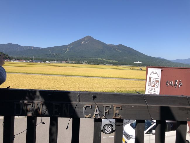 新幹線で郡山まで行き、磐越西線で猪苗代駅に着きました。電車の風景もとても綺麗で良かったです。<br />宿の方に迎えに来てもらい、宿のバスでホテルへ。私達が泊まったのは猪苗代湖が目の前のホテルでした。<br />宿につき荷物をおいてからは湖周辺を散策。湖の前が砂浜のようになっており、散歩できました。ちょうど夕暮れ時で、空も綺麗で涼しかったです。ホテルで夕食をいただき、お風呂も済ませて夜は星空を見にまた湖のほとりに行きました。<br />天然のプラネタリウムのようで本当にたくさんの星が見れて、感動しました。<br />2日目は早起きして湖のほとりから朝日を見てゆっくり朝食をとり、宿の方に世界のガラス館まで送っていただきお土産を見たりしました。こちらも磐梯山が目の前で綺麗に見えました。近くには他の観光施設もありました。<br />その後再び湖の方へ戻り、猪苗代湖遊覧船に乗りました。35分の翁島コースは手軽でオススメです。<br />最後は世界のガラス館近くの田園カフェでランチをいただきました。店内もおしゃれで小物などすべて可愛かったです。<br />サイクリングなどもたのしそうですし、五色沼の方まで行けばまた違う楽しみ方ができるなと思いました。<br />また行きたい所です。