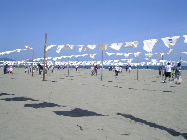 14年前のGWに四国を一周した時の写真です。<br /><br />2日目は、室戸→高知<br /><br />高知城、桂浜に行ったり、ひろめ市場でかつおを食したりしてました。<br /><br />3日目は、四万十川の源流と四国カルストを。<br /><br />4日目は、砂浜美術館、こいのぼりの川渡し、そして四万十川。<br /><br />5日目に、竜串と足摺を経て、愛媛に向かうのであった。<br /><br />