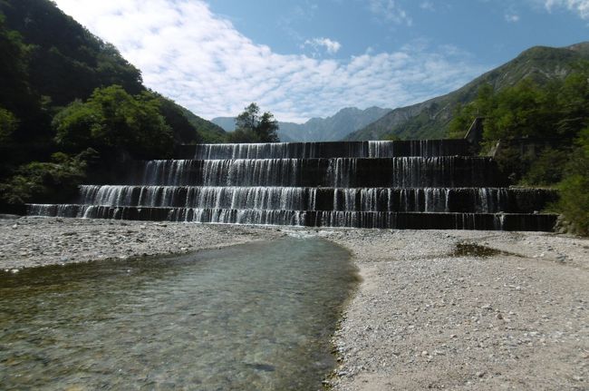 天気のいい朝、白馬八方の深い森の散歩は最高にいい。今はもう秋、少し寒くなってきたが新鮮な空気を胸いっぱいに吸いながら散歩に出かける。<br /><br />別荘地帯は山に向かって緩やかな傾斜があり、上りは散歩、平坦な道は速歩、下りはスロージョギングにして森の中を「動物の如く動きまわる」。<br /><br />何も考えず頭を真っ白にして別荘地帯を歩いていると力が沸き上がってくる。動物の野生が蘇(よみがえ)ってくるのか?心身共に若くなる。<br /><br />注:以下、エコーランドの飲食店の紹介をしているが、私は実際に入店していないので、詳しくは各自調べて下さい<br /><br /><br />