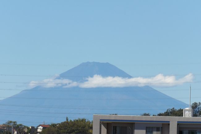 　梅雨以降は富士山は見えず、9月になれば例年ならば再び富士山を望める日が来るものなのだが、今年は先月の台風15号の後の所謂台風一過でも西の空は雲に覆われていて富士山は顔を出さなかった。今朝は台風19号が通過したばかりで朝から日が強く差している。ベランダから空を見ると真っ青で、所謂快晴の秋晴れである。では、鎌倉に出掛けて北鎌倉富士見道から富士山（https://4travel.jp/travelogue/11438337、https://4travel.jp/travelogue/11466347）を、と思ったが、Web検索では横須賀線は不通のままで再開は早くても午後以降とある。では、近くの富士山のビュースポットまで足を運んで富士山が望めることを確かめてみることにした。<br />　再びの富士山は雪を冠することもなく、8合目の上には長く雲が流れ、とても綺麗だ。さすがに勢力の大きな台風19号が空の雲を全て運び去って台風一過だ。<br />　しかし、この富士山も流れていた雲が大量に湧いたようで、お昼には大方がその雲に隠れてしまっていた。やはり、この時期の富士山は午前中だけなようだ。<br />（表紙写真は再びの富士山）