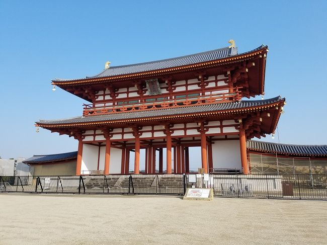 奈良を歩いてみました。写真は平城宮跡の朱雀門