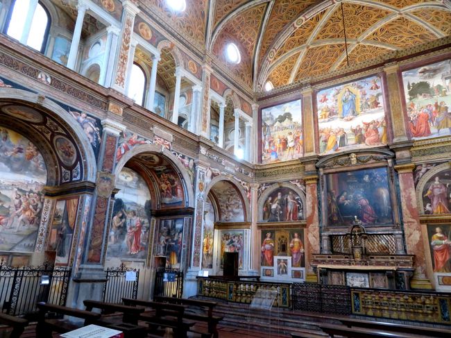 実はミラノで一番行きたかった場所は「ミラノのシスティーナ礼拝堂」と言われているサン・マウリツィオ教会でした。<br />ここはルネサンスのミラノを代表する画家（というくらいルネサンス期のミラノに有名画家はいません）の一人であるベルナルディーノ・ルイーニとその息子たちが描いたフレスコ画で埋め尽くされています。<br /><br />入場無料なのに写真は撮り放題！<br />あまりのありがたさに献金するとそれを見ていた教会関係の人がわざわざミラノの教会のパンフレットまでくれたほど親切にしていただきました。<br /><br />そして午後は「最後の晩餐ツアー」に入ってドゥオーモと最後の晩餐を徒歩で見学しました。<br /><br />その記録です。<br /><br />表紙の写真はサン・マウリツィオ教会の内部です。