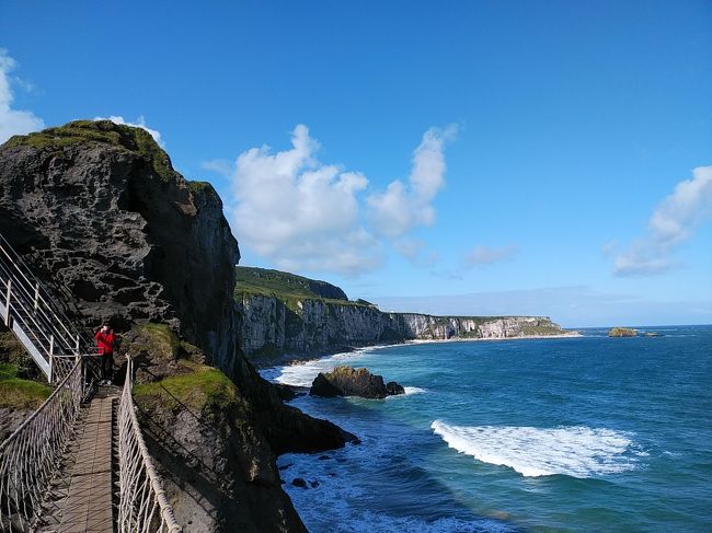 2019年夏はまだ未上陸のアイルランドとまだ1度しか行っていないロンドンおよびその近郊を訪れました。<br />真夏でも肌寒く上着が必要なアイルランドの魅力は大自然と城や大聖堂の建物です。イギリス本土のオックスフォードも美しい豪勢な建物と街並み、そしてロンドンはテムズ川沿いの巨大で建物の魅力に感動しました。<br />またアイルランドはイギリスに近いので建物も似ていると思っていましたが、アイルランドの建築は石造りであり、イギリスとは全く違うことがわかりました。また街の家もイギリスとは少々違うなど、両国は似て非なりということがわかりました。<br /><br />---------------------------------------------------------------<br />スケジュール<br /><br />　8月9日　成田空港－香港空港　[香港空港泊]<br />　8月10日　香港空港－ダブリン空港－ダブリン観光　[ダブリン泊]<br />　8月11日　ダブリン－（バス）キルケニー観光　－ダブリン観光<br />　　　　　　[ダブリン泊]<br />　8月12日　ダブリン－（バス）ゴールウェイ観光－（バス）<br />　　　　　　モハーの断崖観光－ゴールウェイ観光　[ゴールウェイ泊]<br />　8月13日　ゴールウェイ－（バス）ロッサヴィール港－（フェリー）<br />　　　　　イニシュモア島観光　－ゴールウェイ観光　[ゴールウェイ泊]<br />　8月14日　ゴールウェイ－（バス）ダブリン－（バス）ベルファスト－<br />　　　　　　（列車）コーレイン－（バス）ジャイアンツコーズウェイ観光<br />　　　　　　[ジャイアンツコーズウェイ泊]<br />★8月15日　ジャイアンツコーズウェイ－（バス）<br />　　　　　　キャリック・ア・リード吊り橋観光－<br />　　　　　　ジャイアンツコーズウェイ観光ー（バス）ダンルース城観光<br />　　　　　　－（バス）コーレイン－ベルファスト－（バス）<br />　　　　　　ベルファスト空港－ロンドン・ヒースロー空港<br />　　　　　　　[ヒースロー市内泊]<br />　8月16日　ロンドン・ヒースロー空港－（バス）オックスフォードー<br />　　　　　　（バス）ブレナム宮殿観光－オックスフォード観光　<br />　　　　　　[オックスフォード泊]<br />　8月17日　オックスフォード観光－（列車）ロンドン観光　[ロンドン泊]<br />　8月18日　ロンドン観光－ロンドン・ヒースロー空港－　[機中泊]<br />　8月19日　－香港空港－成田空港