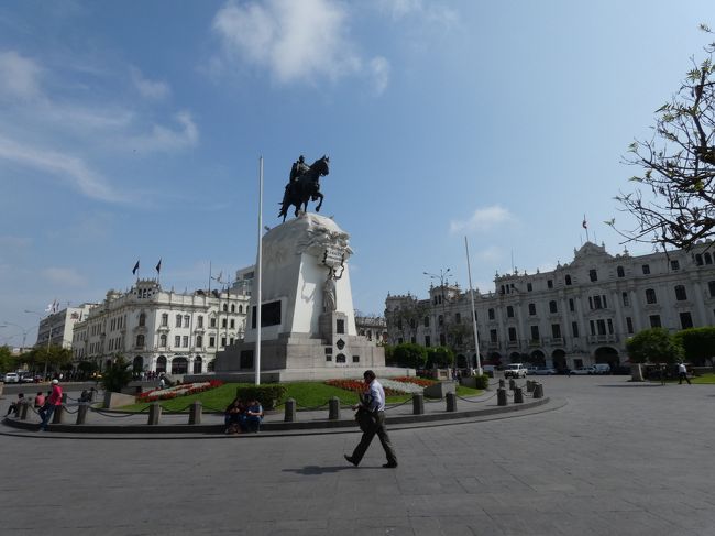 2017年11月27日(月)の午後2時半過ぎ、リマ(Lima)の中心地、アルマス広場(Plaza Armas)から南に向かう。アルマス広場の南西角からラウニオン通りを南に2ブロック行くとラメルセー教会(Iglesia de La Merced)。1535年に建てられたものだが、2世紀に渡って何度か再建され、今日の構造のほとんどは18世紀のもの。リマで最初のミサが行われた場所に建てられた。ペルー軍の守護聖女である慈悲の聖母(Virgen de la Merced)が祀られている。黒く輝くチュリゲレスク(Churrigueresque)様式で彫られた花崗岩のファサードはレンガ色の外壁の中で迫力を出している。<br /><br />ラウニオン通り(Jiron de la Union)はリマのメインストリート。ピサロの時代に造られた道だが、今の名前になったのは20世紀になってから。それまではブロック毎に違う名前で呼ばれていた。アルマス広場とサンマルティン広場の間の5ブロックは歩行者専用となっており、人気のショッピンエリアでもある。通り沿いには土産類を販売する店など多くのショップがあり、レストランやカフェも並び、多くの人で賑わっていた。この通りにもパフォーマーがたくさん。最初に通った図書館横で杖の途中に浮かぶ人がいたけど、ここにも違うパターンで浮かんでる人がいた。<br />https://www.facebook.com/chifuyu.kuribayashi/media_set?set=a.2152512421485437&amp;type=1&amp;l=8a89379cb0<br /><br />歩行者専用の南の終わりはサンマルティン広場(Plaza San Martin)。リマを解放し、ペルーを独立に導いたサンマルティン(Jose Francisco de San Martin y Matorras)将軍の名を冠している。1850年まではここには病院が建っていた。その後、トラムの駅となっていたが1911年から18年の間にこの駅は廃止され、1921年に独立100周年を記念してこの広場がオープンした。広場の真ん中にはサンマルティン将軍の騎馬像(表紙写真)が建つが、これはチリとペルー解放のために、アルゼンチンからアンデス山脈を越える将軍の姿を現表しているとされている。公園には大理石製の手すりや半円形の腰掛が配され、周囲に立ち並ぶ白く美しいコロニアル調の建物はヨーロッパのネオクラシカル様式から派生したバロック様式を一様に備えている。お花も綺麗でいい雰囲気の公園だった。<br /><br />サンマルティン広場から渋滞の激しい道をさらに400mほど南に進むと、今度は広い道に挟まれて細長く開けたところに出る。海軍英雄広場(Paseo de los Heroes Navales)で、1920年に造られ、イベント会場としても使われてきた。北の端に建つボザール様式(Beaux Arts)の立派な建物はリマックビル(Edificio Rimac)もしくはルーズベルトハウス(Casa Roosevelt)と呼ばれる1924年に完成したリマで建てられた最初のアパートの一つで、1階と2階に各24、3階と4階には45のアパートが入っている。リマックビルは保険会社のリマック社が建てたためで、ルーズベルトハウスは前の通りの名前。その右手前に建つのが1974年に建てられたシビックセンター(Centro Civico)。刑務所跡に建てられ、34階建て、高さ109mで、2011年まではペルーで一番高いビルだった。一連のオフィスと州機関が入っている。<br /><br />少し南に進むと西側にあるのが最高裁判所(Palacio de la Justicia)。1825年築の立派な建物。その反対側広い道幅を挟んで東側に建つのが1923年築のイタリアンアート美術館(Museo de Arte Italiano)(下の写真)。そして、海軍英雄広場はそのままグラウ広場に続き、その東側に1961年に開場したリマ美術館(Museo de Arte de Lima)がある。グラウ広場(Plaza Grau)は1946年に造られたもので、ペルー海軍最大の英雄ミゲル・グラウ(Miguel Grau Seminario)に敬意を表して名付けられた。グラウ提督は19世紀後半のチリとの太平洋戦争(Guerra del Pacifico)で戦死した。広場には彼の記念碑が建てられている。<br />https://www.facebook.com/chifuyu.kuribayashi/media_set?set=a.2152520078151338&amp;type=1&amp;l=8a89379cb0<br /><br />3時過ぎ、これでリマ旧市街の観光は終了。<br /><br /><br />新市街観光に続く。