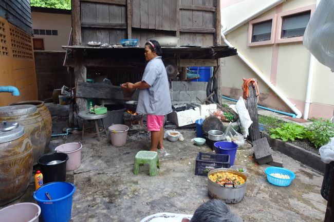 朝早くからせっせと屋台の準備をしている隣のおばさん。<br /> 煮物やソムタムの下ごしらえをして、その合間に椅子やバケツを外に運んでいる。<br /> その様子を眺めていると、お姉さんから声がかかった。<br /> 「ビッグマーケットが開く日よ。<br /> 案内するから準備して。」<br /> このお姉さんはオーナーではなく、玄関脇の狭苦しい部屋に寝泊まりして、ゲストハウスの管理を任されている従業員だった。<br /> オーナーは近くの化粧品屋さん。<br /> お姉さんは昼間そこで働いている。