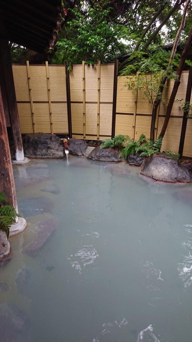 黒川温泉続編お宿野の花チェックイン後は黒川温泉街へ美里で硫黄臭入浴黒川温泉街散策宿に帰り野の花の温泉を満喫。<br /><br />まず今回の旅行記は台風17号九州地方直撃の中黒川温泉に行ったよ<br />という旅行記です。前の旅行記はこちらhttps://4travel.jp/travelogue/11551386の続編です。<br />そして温泉を廻りすぎてまた温泉写真を撮りすぎて<br />写真が多いので数回に分けますが<br />旅行記を数回に分けます。<br />表紙写真は黒川温泉で一番硫黄濃度が濃いと知られる美里さんの硫黄漂う露天風呂です。気持ちよかった。いい硫黄臭でした。<br /><br /><br />日程表はこんな感じです。<br /><br />9月22日曜 朝トイプードル甲斐君をパークプレイスのペットショップのいつもの店長(別府名古屋ラブ)に預ける<br />大分米良ICから高速で九重ICまで1時間20分<br />九重ICから黒川温泉山河旅館まで40分<br />山河旅館でゴージャスなランチ後<br />貸し切り露天風呂及び混浴露天風呂どちらも硫黄臭最高の湯あみ<br /><br /><br />山河旅館から車で20分野の花へそう山河旅館と野の花は黒川の端と端なのです。<br />宿野の花さん部屋内風呂も硫黄香るかけ流し温泉にチェックイン→ここまでが前の旅行記https://4travel.jp/travelogue/11551386<br /><br />妻を部屋に残し野の花さんの送迎で黒川温泉の硫黄香る湯美里の露天風呂に立ち寄り入浴および黒川温泉街を探索<br />また送迎で宿に野の花の部屋のお風呂 宿の大浴場露天風呂部屋内風呂硫黄臭を堪能→ここまでが今回の旅行記<br /><br />野の花のゴージャスな夕食をいただき部屋内風呂硫黄臭入浴後就寝<br /><br />9月23日祝 野の花で朝風呂堪能後朝飯後チェックアウト<br />その後わいた温泉豊礼の湯の絶景家族湯とコバルトブルーの露天風呂堪能豊礼の湯には看板猫がいました。<br /><br />ランチは小国はそばで有名そば処和の花さんへ<br />そば堪能後秘湯硫黄泉山川温泉しらはなシンフォニーの硫黄の湯の花舞う<br />硫黄臭露天で先客の熊本人の温泉大好きな方と温泉談議で盛り上がる<br /><br />そのあといよいよ九重IC方面へたださすがに九重でも1つは入浴したい<br />選んだのは温泉のデパート九重星生ホテル硫黄泉と冷鉱泉の<br />硫黄臭に喜びながら入浴<br /><br />これで温泉終わり九重ICより<br />大分米良IC甲斐君を迎えにパークプレイスの店長のもとへ<br />店長黒川温泉よかったやろとあなた別府しか普段認めんではないですか<br />黒川は別格じゃけんとシャンプーされトリミングも<br />された甲斐君とともに帰宅帰宅後は甲斐君とラブラブが日程です。<br /><br />本来は一つにしたいとこですが<br />何分写真特に温泉写真が多すぎるので数回に分けます。<br /><br />まず前回の旅行記は野の花にチェックインし部屋に入り<br />部屋の内風呂硫黄臭を見るとこまででした。<br />前回旅行記https://4travel.jp/travelogue/11551386<br /><br />今回はそのあとからです<br />もちろんすぐに部屋の内風呂に入り硫黄臭内風呂を<br />堪能しました。それで宿の方にウエルカムデザートを<br />だされそのまま部屋と内風呂を堪能し<br />夕食までまったりしてもよかったが<br />黒川温泉街を探索したいという気持ちと<br />黒川温泉1硫黄濃度が濃いと噂される美里<br />さんの入浴に行きたかった<br />妻は興味ないのでもちろん自分だけで<br />宿の送迎無料で美里さんへGO<br />15分くらいでした。美里https://www.kurokawa-misato.jp/onsen/<br />美里の露天風呂の硫黄を肌で味わい満足して<br />でると野の花の送迎時間まで45分くらい<br />黒川温泉街を散策しました。<br />https://www.kurokawaonsen.or.jp/<br />http://www.tabirai.net/sightseeing/tatsujin/0000481.aspx<br />黒川温泉(くろかわおんせん)は、熊本県阿蘇郡南小国町にあるひなびた温泉地ですが、風情があり非常に人気の温泉となっています。<br />主な源泉は地下20m付近から湧出している約80℃~90℃の硫黄泉となります。<br />ただし、旅館ごとの自家源泉が多いため、旅館によって微妙に泉質が異なるのも黒川温泉の特徴です。<br />https://traveltoku.com/kurokawa/<br />普通の温泉地の場合、温泉の泉質はだいたい1種類と言う事が多いですが、黒川温泉は様々な泉質の自家源泉を持つ温泉地と言うのも<br />特徴です。弱酸性の単純温泉と弱アルカリ性の単純泉、硫黄泉、ナトリウム塩化物泉、硫酸塩泉、ナトリウム炭酸水素塩泉(重曹泉)、<br />含鉄泉と6種類もあります。<br />そもそも、日本での温泉分類は10種類なのですが、そのうち6種類もあるのです。<br />単純温泉に珍しい弱酸性があるのを考慮しますと黒川には7種類あります。<br />これだけの泉質が集まっている温泉場は、温泉ソムリエの小生が知る限り、北海道の登別温泉くらいです。<br />硫黄泉は、硫化水素の硫黄の匂いが漂う温泉で、白濁しているのが特徴で、黒川では美里の露天風呂が乳白色しています。<br /><br />そうですだから美里の露天風呂に入りたかったのです。<br /><br />ナトリウム塩化物泉は、塩分が多いため、保温効果が高く、体が良く暖まります。<br />硫酸塩泉は、血管を拡張する作用があり血液の循環が良くなります。<br />含鉄泉は、鉄分が豊富で、お湯が空気に触れると酸化して、赤色や赤褐色に変化します。もちろん、貧血の方にもお勧めです。<br />ナトリウム炭酸水素塩泉は、肌を柔らかくする作用があり「美人の湯」として知られ、スベスベになります。<br />弱アルカリ性の単純泉は美肌効果もあり、弱酸性の単純泉も含めて、肌への刺激が少なく、肌の弱い方やお年寄りでも安心して入浴<br />できます。<br />このように宿によって様々な泉質になっているのが黒川温泉の良いところでして、色々な旅館に泊まってみたくなるだけでなく、<br />懐かしさあふれる宿が並び、湯治場の雰囲気も最高です。<br />古びた山あいの湯治場が、全国でも指折りの温泉場になりました。<br /><br /><br /><br />さていくつか黒川温泉から宿や店をピックアップしましょう。<br />山の宿・新明館 はいここが黒川温泉の山河旅館以外のもうひとつの<br />日本秘湯を守る会の会員宿洞窟風呂が名物<br />通り過ぎて写真だけ外観撮りました。<br />https://www.kurokawaonsen.or.jp/oyado/syosai.php?intYKey=11<br />http://www.sinmeikan.jp/?_fsi=lBBDN6Om<br /><br />黒川温泉いこい旅館<br />黒川温泉で唯一となる、日本の名湯秘湯百選宿 実は宿泊の野の花といこい旅館は姉妹旅館<br />ただでいこい旅館は入浴できたのに惜しいことをした<br />https://www.kurokawaonsen.or.jp/oyado/syosai.php?intYKey=1<br />http://www.ikoi-ryokan.com/?_fsi=ldC7YhaH<br /><br /><br />黒川の名物露天旅館 山みず木<br />https://www.kurokawaonsen.or.jp/oyado/syosai.php?intYKey=22<br />http://www.yamamizuki.com/?_fsi=9VGb571x<br /><br />こうの湯<br />客室は全9室「離れ」形式で、すべての客室に「源泉かけ流し」の「客室露天風呂」付き。木造建築と<br />素朴な家具調度品など黒川温泉らしさを残しておりますハイクラスな宿<br />http://www.kounoyu.jp/?_fsi=5ds9ypva<br />日本一深い立ち湯”は、深さ最大162cmとなっております<br /><br />奥の湯<br />2000坪の敷地の宿<br />https://www.okunoyu.com/?_fsi=fa5TVnJH<br /><br />黒川荘<br />至福の癒しと空間を併せ持つ宿<br />http://www.kurokawaso.com/index.html?_fsi=pz62xjkk<br /><br /><br />もちろん宿シリーズ最後は山河旅館ランチ付き入浴した宿と実際に泊まったいこい旅館の姉妹宿野の花<br /><br />山河旅館<br />https://www.kurokawaonsen.or.jp/oyado/syosai.php?intYKey=10<br />https://www.sanga-ryokan.com/?_fsi=DQDwD2ng<br /><br />野の花<br />https://www.kurokawaonsen.or.jp/oyado/syosai.php?intYKey=15<br />http://www.oyado-nonohana.com/?_fsi=qSFtpAlG<br /><br />以上黒川温泉注目宿でした。<br /><br /><br />黒川温泉街は和雑貨グルメそして何より川のせせらぎそして自然そしてくまもんだったと申し上げます。<br />コンビニはなくコンビニに行きたければ街に20分以上車を走らせなければならない<br />だからこそ黒川温泉の自然と静けさは保たれているといえましょう。<br />https://www.youtube.com/watch?v=esJ2JfkmiPQ<br /><br /><br /><br />しかしそんな黒川温泉街にも日本に通用するパティスリー麓があります。<br />https://www.kurokawaonsen.or.jp/omise/syosai.php?intSKey=18<br />http://www.kurokawa-roku.jp/<br />ここのシュークリームは絶品でした<br />また日にち限定のアップルパイも最高でした。<br /><br />そしていたるところにくまもんと大自然と川のせせらぎと可愛い黒川温泉街<br />くまもん<br />https://www.youtube.com/watch?v=GwmeKHXYqzI<br />https://www.youtube.com/watch?v=mTHaAl5iHDA<br />https://www.youtube.com/watch?v=ekwLI9xtpLE<br />熊本フォーリンラブ<br />「誰もが熊本に恋に落ちる」というコンセプトのもと、7月1日(月)から12月31日(火)まで、JR九州と熊本県が共同で実施する観光キャンペーンです。このキャンペーンにあわせて、ドラマ仕立てのPR動画を全6話、特別制作しました。「熊本フォーリンラブ」特設サイト(https://www.jrkyushu.co.jp/train/fallinlove/)では、PR動画だけでなく出演者へのインタビューやメイキング、井桁さんをナレーターとした熊本観光の紹介動画や旅のパンフレットも公開します。<br />https://www.jrkyushu.co.jp/train/fallinlove/<br />を後にしてまた送迎車で野の花へ<br />今度はまた野の花の大浴場露天風呂硫黄臭を<br />堪能露天からは川のせせらぎがみえました。<br />そしてまた部屋の内風呂硫黄臭に浸かり<br />部屋で妻とまったり夕食の時を待ったというのが今回の旅行記です。<br /><br />エンディングは熊本のアーティストで参りたいと思います。<br />https://www.youtube.com/watch?v=4TY2z0khdUs<br />Do As Infinityのボーカル伴さんは熊本出身<br /><br />https://www.youtube.com/watch?v=LgBxze0ye94<br />TM NETWORKでボーカルとギターを担当していた宇都宮隆さんは熊本県出身です。<br /><br />Get wild はテレビアニメ「シティーハンター」のエンディングテーマに起用されたことから大ヒットし、<br />TM NETWORKの代表曲となっています。<br />最後はこの曲でフィナーレ<br />https://www.youtube.com/watch?v=AY8vv0Fsdu4<br />石川さゆりさんは熊本出身。<br /><br />また黒川旅行記続編書きます。また宜しくお願いします。<br /><br /><br /><br />