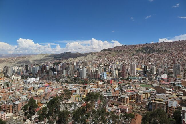 ペルーを後にし、ボリビアに入国しました。<br />まずは首都のラパスに入りました。<br />世界一標高の高い首都、空がとてもきれいでした。