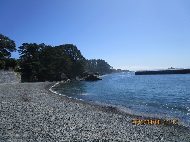 東北みちのくドライブ旅・P2は「酸ヶ湯温泉」で朝食を済ませて、一路「盛岡」の宿泊地へと向かいます。ドライブ中は何時も寄り道します。今回の寄り道は「碁石海岸」です。「東北大地震」があってからは初めてになります。今回で3度目かな ?。多分それ以来大分変ったと思います、全く覚えていません。海岸で白黒の碁石を拾ったことは覚えています。<br /><br />表紙の写真は「碁石海岸」ですが相当に変わっていると思います。写真では入っていませんが写真の左側は高くて長い防波堤になっています。