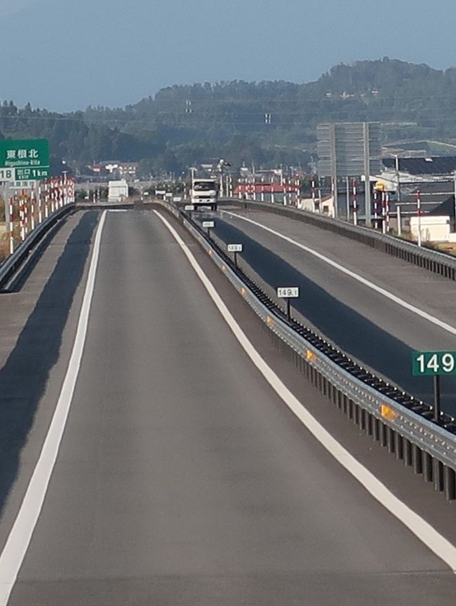 東北中央自動車道(TOHOKU-CHUO EXPRESSWAY)は、福島県相馬市を起点に山形県を経由し、秋田県横手市で秋田自動車道に接続する全長約268キロメートル (km) の高速道路である。略称は東北中央道。 <br /><br />1987年(昭和62年)の閣議決定により、東北中央縦貫自動車道として相馬 - 横手間が高規格幹線道路に構想され初めて一体的に運用される見通しとなる。その後、順次事業化と着工が行われたが、事業化の見通しすら立たない区間も存在した。2011年(平成23年)7月22日、東日本大震災をきっかけにした東北地方の復興の流れで大畠章宏国土交通相(当時)により整備の方針が示され、長らく基本計画区間のままで一部区間を除き事業化の目処が立っていなかった福島県内の区間が一般国道115号相馬福島道路として全区間が整備されることになった。 <br />また、2013年度には未事業化区間であった山形県北部から秋田県南部にかけて全て調査区間に位置づけられることになり、このうち2015年度に昭和 - 金山間は新庄金山道路、下院内 - 雄勝こまち間は横堀道路としてそれぞれ事業化、2017年度には及位 - 上院内間が真室川雄勝道路として事業化、さらに2018年度には金山 - 金山北間が金山道路として事業化され、これにより構想から約31年を経て全ての区間が事業化されることになった。(フリー百科事典『ウィキペディア(Wikipedia)』より引用)<br /><br />東北の道の駅 むらやま- Murayama - 村山の豊かな自然を見て、触れて、肌で感じ、心やすらぐひとときを。<br /> 村山市は、山形県のほぼ真ん中にあって、江戸時代には羽州街道の宿場として栄え、明治以降は内陸地方北部の行政の中心地でした。 市の中心部を最上川が流れ、北国と京を結んだ最上川舟運の要所でもあり、松尾芭蕉が「奥の細道」に記した最上川三難所は、すべて村山市内にあります。 <br /> 「村山市故里交流施設」として設置された「道の駅・むらやま」は、村山の文化、歴史等の地域情報をさまざまな形で発信していきます。 道の駅としては初めての道路の両側に施設を設け、連絡通路で国道13号の上空を渡りながら、村山の四季折々の美しい大自然を満喫することができます。 <br /> 売店(地域特産品コーナー)では、地場特産品や山形県内の主なお土産を展示販売。レストランは、珍しい一皿バイキングのビュッフェスタイルとなっており、地元の素材を活かした料理が楽しめます。<br />http://www.thr.mlit.go.jp/road/koutsu/Michi-no-Eki/yamagata/ya07.html より引用<br />https://www.pref.yamagata.jp/sangyo/kanko/joho/7180001tohoku-chuodo.html (開通状況)<br /><br />道の駅 むらかみ については・・<br />http://www.rs-murayama.com/<br />https://www.michi-no-eki.jp/stations/view/220<br /><br />秘境・栗駒山と蔵王・御釜を巡る絶景の紅葉2日間<br />クラブツーリズム 32,900 円<br />1日目 10月9日(水)<br />東京駅(8:56)-- 上野駅(9:02) 【途中乗車】やまびこ129号・5号車-- --郡山駅(10:13)--蔵王酪農センター--<紅葉に染まる蔵王エコーライン>--蔵王・お釜(エメラルドグリーンに輝く火口湖)----鳴子温泉郷・鬼首温泉(泊)<br /> 宿泊 :リゾートパークホテルオニコウベ 0229-86-2011