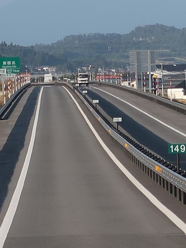 東北中央自動車道（TOHOKU-CHUO EXPRESSWAY）は、福島県相馬市を起点に山形県を経由し、秋田県横手市で秋田自動車道に接続する全長約268キロメートル (km) の高速道路である。略称は東北中央道。 <br /><br />1987年（昭和62年）の閣議決定により、東北中央縦貫自動車道として相馬 - 横手間が高規格幹線道路に構想され初めて一体的に運用される見通しとなる。その後、順次事業化と着工が行われたが、事業化の見通しすら立たない区間も存在した。2011年（平成23年）7月22日、東日本大震災をきっかけにした東北地方の復興の流れで大畠章宏国土交通相（当時）により整備の方針が示され、長らく基本計画区間のままで一部区間を除き事業化の目処が立っていなかった福島県内の区間が一般国道115号相馬福島道路として全区間が整備されることになった。 <br />また、2013年度には未事業化区間であった山形県北部から秋田県南部にかけて全て調査区間に位置づけられることになり、このうち2015年度に昭和 - 金山間は新庄金山道路、下院内 - 雄勝こまち間は横堀道路としてそれぞれ事業化、2017年度には及位 - 上院内間が真室川雄勝道路として事業化、さらに2018年度には金山 - 金山北間が金山道路として事業化され、これにより構想から約31年を経て全ての区間が事業化されることになった。（フリー百科事典『ウィキペディア（Wikipedia）』より引用）<br /><br />東北の道の駅　むらやま- Murayama -  村山の豊かな自然を見て、触れて、肌で感じ、心やすらぐひとときを。<br />　村山市は、山形県のほぼ真ん中にあって、江戸時代には羽州街道の宿場として栄え、明治以降は内陸地方北部の行政の中心地でした。 　市の中心部を最上川が流れ、北国と京を結んだ最上川舟運の要所でもあり、松尾芭蕉が「奥の細道」に記した最上川三難所は、すべて村山市内にあります。 <br />　「村山市故里交流施設」として設置された「道の駅・むらやま」は、村山の文化、歴史等の地域情報をさまざまな形で発信していきます。 　道の駅としては初めての道路の両側に施設を設け、連絡通路で国道13号の上空を渡りながら、村山の四季折々の美しい大自然を満喫することができます。 <br />　売店（地域特産品コーナー）では、地場特産品や山形県内の主なお土産を展示販売。レストランは、珍しい一皿バイキングのビュッフェスタイルとなっており、地元の素材を活かした料理が楽しめます。<br />http://www.thr.mlit.go.jp/road/koutsu/Michi-no-Eki/yamagata/ya07.html　より引用<br />https://www.pref.yamagata.jp/sangyo/kanko/joho/7180001tohoku-chuodo.html    (開通状況）<br /><br />道の駅　むらかみ　については・・<br />http://www.rs-murayama.com/<br />https://www.michi-no-eki.jp/stations/view/220<br /><br />秘境・栗駒山と蔵王・御釜を巡る絶景の紅葉2日間<br />クラブツーリズム　　　32,900 円<br />1日目　　　10月9日（水）<br />東京駅(8:56)-- 上野駅(9:02) 【途中乗車】やまびこ129号・5号車-- --郡山駅(10:13)--蔵王酪農センター--＜紅葉に染まる蔵王エコーライン＞--蔵王・お釜(エメラルドグリーンに輝く火口湖)----鳴子温泉郷･鬼首温泉(泊)<br />　宿泊 ：リゾートパークホテルオニコウベ　0229-86-2011 