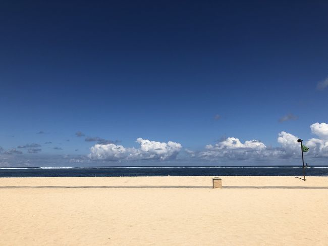 ＊４回目のバリ旅行＊<br />バリ島の中でも綺麗と言われるゲゲールビーチでのんびりしたり、シュノーケリングでウミガメに出会えたりして大満足の旅行となりました。<br /><br />4/28 夕方に成田発→ジャカルタ→バリ島<br />4/29 パドマリゾート ウブド宿泊<br />4/30 カーチャーターでウブド観光<br />        ザ・ムリア宿泊①<br />5/1   レンボンガン島でシュノーケリング<br />        ザ・ムリア宿泊②<br />5/2  ホテルのビーチでのんびり<br />        ザ・ムリア宿泊③<br />5/3  ホテルでのんびり、スパ<br />5/4  深夜にバリ島発→ジャカルタ→成田<br /><br /><br />＊＊５日目＊＊<br />帰国のフライトは深夜発にしたので、最後までバリを楽しみます。<br />最終日は、ホテルのビーチでのんびり過ごし、夕方スパに行ってリフレッシュしてから帰国しました。