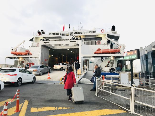 遅ればせながらの夏休み。<br />義母と2人のトルコ旅行のはずが、思わぬ事態が発生し義母は泣く泣く渡航をキャンセル! 一人旅もありだけど、せっかくなので前からトルコ話をしていた大先輩のお仕事仲間に声をかけてみたところ、二つ返事で行きます!と。ラッキー!<br /><br />約1年ぶりのトルコは、美味しいもの盛りだくさんのオトナ旅になりました。<br /><br />利用航空会社:ターキッシュエアライン<br />期間:10月9日~14日(現地3泊4日)<br />訪問地:ブルサ、イスタンブール<br />旅程:<br />10/9 出発<br />10/10 イスタンブール→ブルサ泊(ホテル/Booking.com 経由で予約)<br />10/11-13 ブルサ→イスタンブール泊(Airbnb で予約)<br />10/14 帰国<br /><br />1日目は、早朝にイスタンブール新空港に到着後、そのままブルサへGO! 先にイスタンブール入りしている同行者と、イェニカプ港で待ち合わせです。