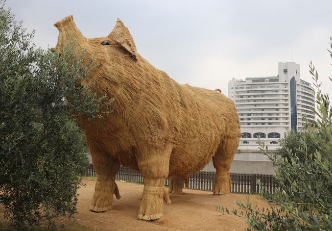 ベイリゾートホテル小豆島に宿泊して瀬戸内国際芸術祭作品巡り<br /><br />表紙の写真は藁の大豚、後方に見える建物が宿泊したベイリゾートホテル小豆島です。