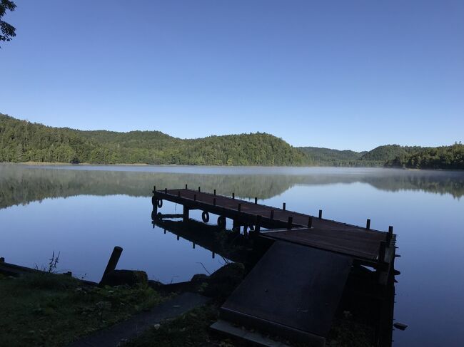 今年4度目の北海道旅行。<br />夫が以前ネットで見て気になっていたという道東・津別町にあるオーベルジュ「チミケップホテル」。そして、私が行きたかった層雲峡。この2つを巡るべく計画を立てました。<br />初日は、チミケップホテルに宿泊、2日目は層雲峡にある朝陽リゾートホテルに宿泊する2泊3日の旅です。往路は女満別空港、復路は旭川空港でした。<br />前編は、チミケップホテル編です。