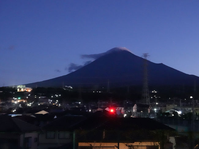 夜明けの散歩をしてきました。<br /><br />話は変わりますが、夜明けの散歩をシリーズ化しようかな。(笑)<br /><br />・散歩時間 : 午前04:40頃～午前06:30頃 約1時間50分(休憩２回約10分含む)<br />・散歩距離 : 約6.8Km<br />・散歩歩数 : 約11,400歩