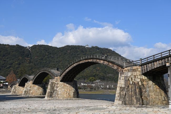 2018年12月14日(金)~12月17日(月)で広島と山口へ行きました。<br /><br />今回は、JR東海が発売する”たびきっぷ(広島)”を利用しました。<br />名古屋から広島までの往復の新幹線と広島近辺の乗り放題が付いたきっぷです。<br /><br /><br />1日目<br />この日は、名古屋→新神戸乗換→広島→呉→広島の移動です。<br /><br />まずは、特急”ワイドビュー”南紀2号で名古屋へ<br /><br />名古屋からは、ひかり643号で新神戸へ<br /><br />新神戸から乗り換えて、さくら553号で広島へ<br /><br />広島からは快速安芸路ライナーで呉へ<br /><br />海自カレーを食べたり、大和ミュージアムに行ったり、音戸の瀬戸に行ったり<br /><br /><br />2日目<br />この日は、SLやまぐち号に乗ります<br /><br />広島からまずは、500系で運行されるこだまで新山口へ<br /><br />新山口からはSLやまぐち号のグリーン車で津和野へ<br /><br />帰りもSLやまぐち号なので、帰りの時間まで津和野観光<br /><br />津和野からSLやまぐち号で新山口へ<br /><br />新山口からこだまで広島へ<br /><br />3日目<br />この日は、広島観光からの宮島へ<br /><br />まずは、路面電車を乗り通すため、JRで宮島口へ<br /><br />宮島口から広電で原爆ドーム前へ<br /><br />原爆ドームを見学したり、汁なし担々麺を食べたり、<br />広島港へ行ってみたり<br /><br />広島駅へ戻り、JRでまたまた宮島口へ<br /><br />JR西日本宮島フェリーで宮島へ<br /><br />厳島神社を見学したり、夕飯食べたり<br /><br /><br />4日目<br />この日は、岩国観光へ<br /><br />宮島口からJR西日本宮島フェリーで宮島口へ<br /><br />宮島口からJRで岩国へ<br /><br />岩国から錦川鉄道で清流新岩国へ<br /><br />新岩国駅でカーシェアを借りて、錦帯橋や岩国城へ<br /><br />新岩国からこだまで広島へ<br /><br />広島からさくらで新大阪へ<br /><br />新大阪で乗り換えて、のぞみで名古屋へ<br /><br />名古屋から特急”ワイドビュー”南紀7号で帰ってきました