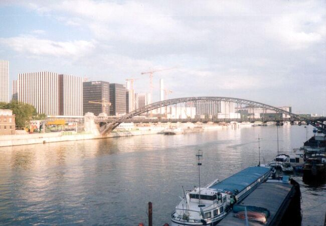 この年は相変わらず会社を 3週間も休み<br />9月7日から26日までの旅だが、<br />大半はパリで映画を見るだけで、帰りに<br />初めての北欧でコペンハーゲンに 3泊した。<br />珍しくこの年はパリで何人かの知人に会い<br />パーティにまで行ったので比較的移動が多く、<br />普段はシャトレー、レ・アールぐらいまでしか行かない<br />右岸にも結構行っている。<br /><br />写真は右岸と言っても東の端(橋?)、<br />1905年開通のメトロ専用高架橋 (Viaduc d'Austerlitz)<br />西のデファンス地区同様、東の端にも<br />パリらしくない近代的ビルが増えだした。<br />今回は右岸を、大まかに東から西に…<br />もちろんルーヴルやコンコルド、<br />チュイルリーなども通っているが<br />あくまで、この年の写真にあるものだけで…