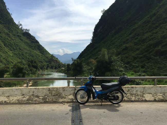ベトナム最北部、ハザン省の通称ハザンループとよばれる道を、5日かけてバイクで回りました。ハザン省の省都ハザン市は、ハノイからバスで約7時間。最近は、通行許可証の必要も無くなり、道も以前と比べると整備が進んでいます。<br /><br />バイクでまわるのは、主に、欧米のバックパッカーか、ベトナムの若者ですが、今回は、私は女一人でまわってみました。この旅行記が今後、ハザンに行かれる方の役に立てばと思います。情報はすべて2019年10月時点のものです。<br /><br />～日程～<br />１０月４日(金)　ノイバイ空港へ午前到着、空港近くからハザン行きの長距離バスに乗り、直接ハザンへ向かう　ハザン市泊　← 現在ここ<br />１０月５日(土)　ハザンループ１日目(ハザン市 → イエンミン)　<br />１０月６日(日)　ハザンループ２日目(イエンミン →ルンクー村)　<br />１０月７日(月)　ハザンループ３日目(ルンクー村 → メオバック)<br />１０月８日(火)　ハザンループ４日目(メオバック → ズーザー村)<br />１０月９日(水)　ハザンループ５日目(ズーザー村 → ハザン市)<br />１０月１０日(木)　ハザン市→ハノイ　 ハノイ泊<br />１０月１１日(金)　女性博物館訪問　午後、ノイバイ空港から帰路につく<br /><br />ここでは、マレーシアを経由してハノイにはいり、長距離バスで、ハザン市一泊、ハザン市からレンタルバイクで、イエンミンに至るまで。<br />途中の名所は、ヘブンズゲイト、クインバ。すでに景色素晴らしいです。<br />